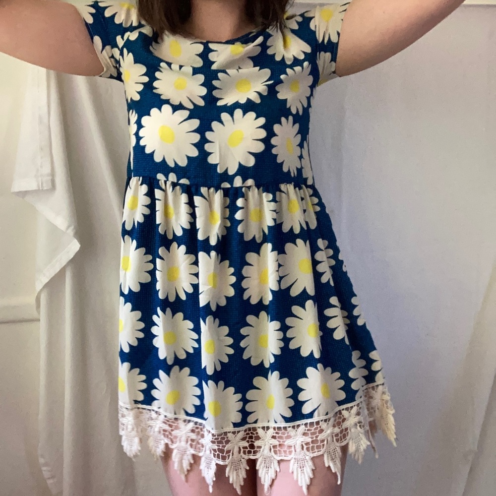 Vintage daisy dress with lace trim
